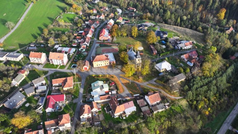 Pohled z dronu na obec Deštná