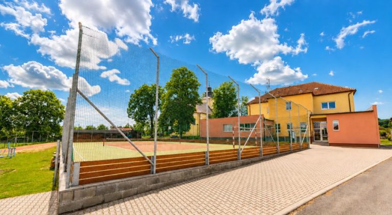 Školni hřiště nově zrekonstruované