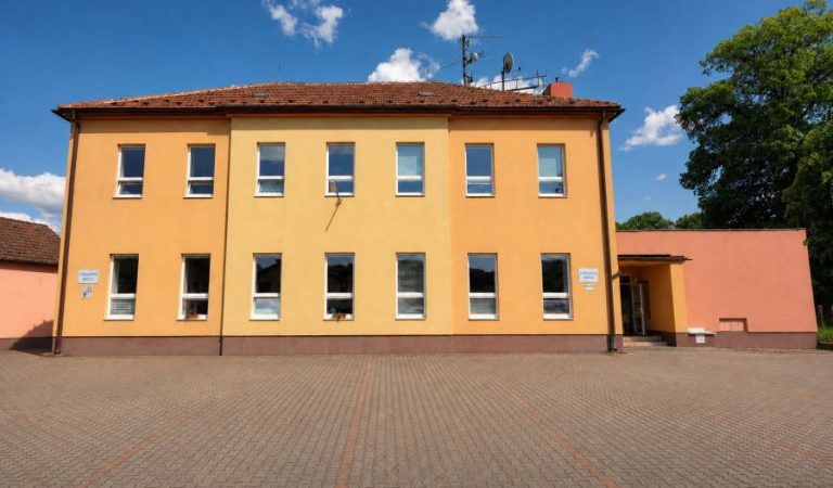 Základní a Mateřská škola Deštná - pohled zepředu na budovu školy