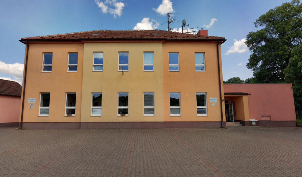 Pohled na hlavní budovu školy z nádvoří
